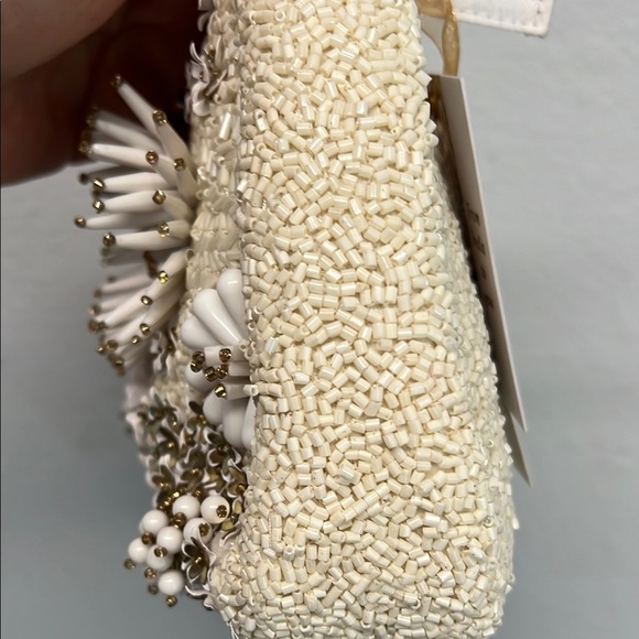 Elegant Cream and White 3D Floral Shoulder Bag 💜✨ - Picture 3 of 7